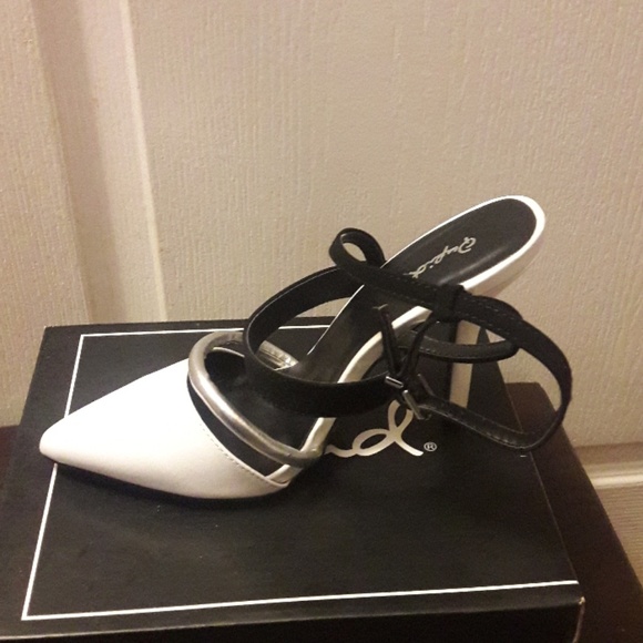 👠 NIB👠 Qupid White patten heels - Picture 3 of 4